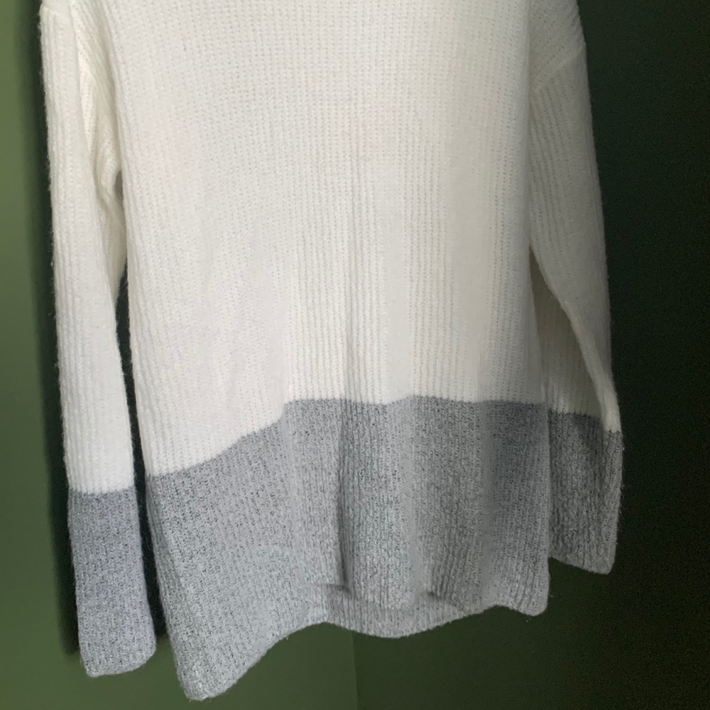 🚨White/Gray Color-block Sweater🚨 - Picture 4 of 4